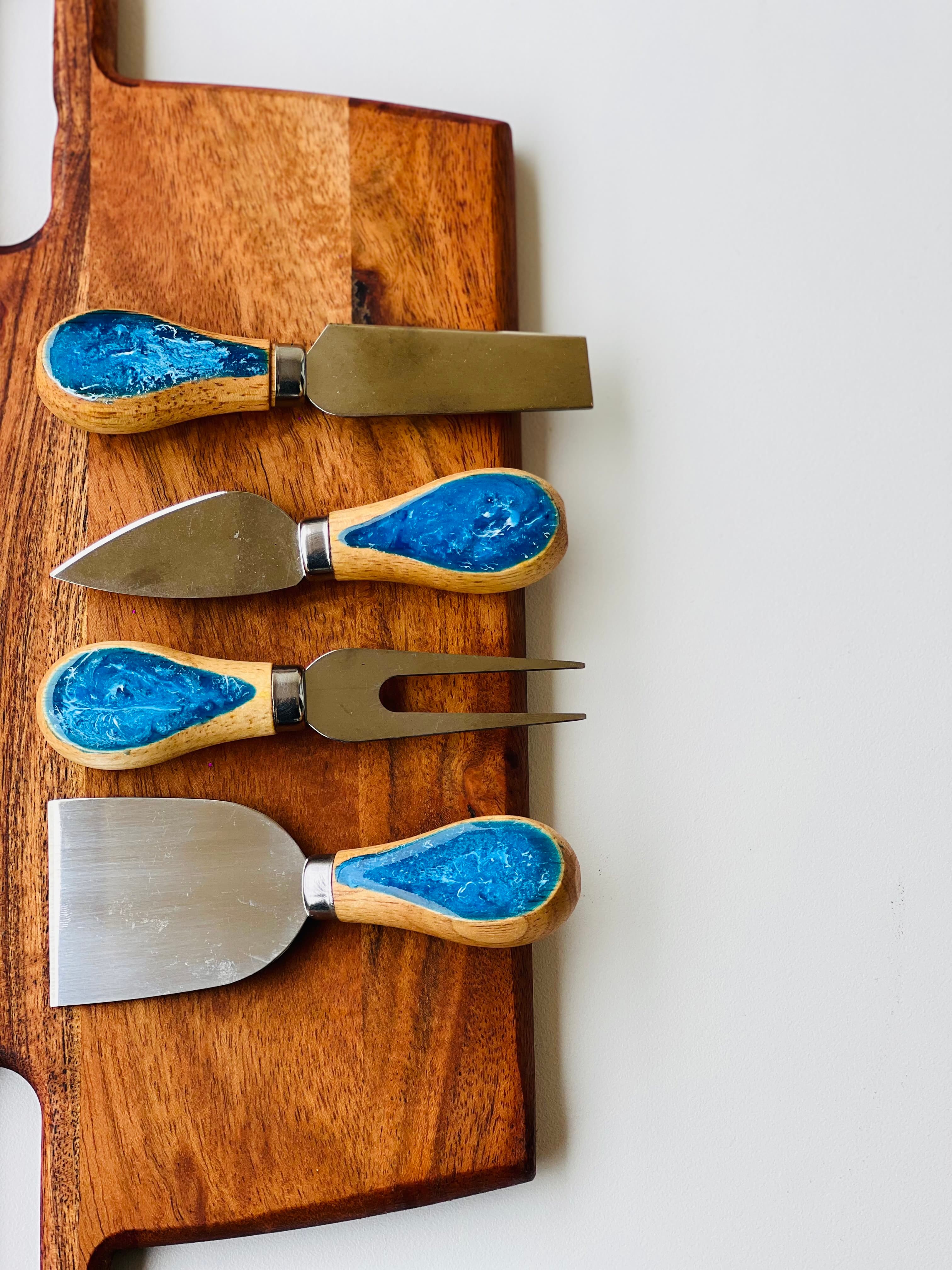 The Pacific Crest Double-hoop Board With Cheese Knifes